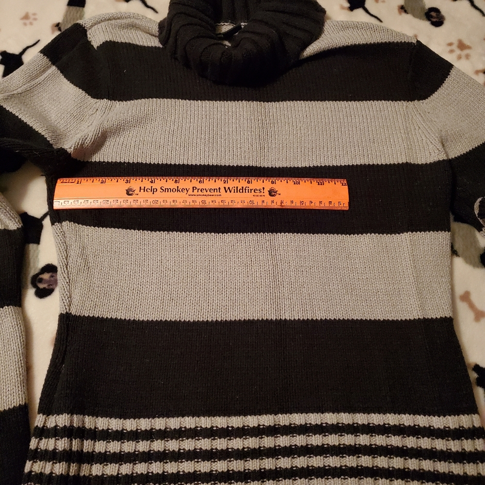 Guess like new sweater size xl. See pics for measurements. Handwashed the 2 time